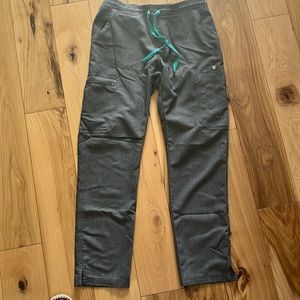 Women’s Figs Kade Petite Cargo Scrub Pants